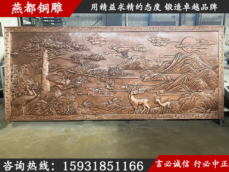 燕都銅雕工程案例——?jiǎng)e墅庭院紫銅鍛造迎客松銅影壁浮雕
